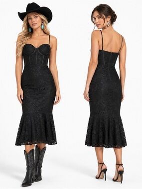 Lulu's Black Lace
Corset Fishtail Gown Black Ruffled Bustier Midi
NWOT 🆕 small